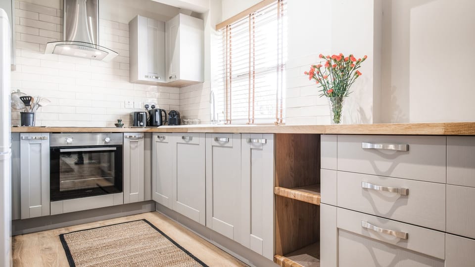Cottage | Private kitchen | Fridge, microwave, electric kettle, toaster