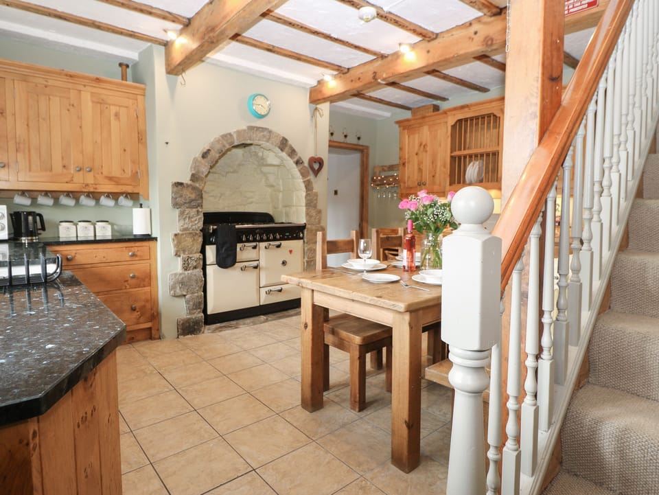 Cottage | Private kitchen | Fridge, microwave, dishwasher, electric kettle
