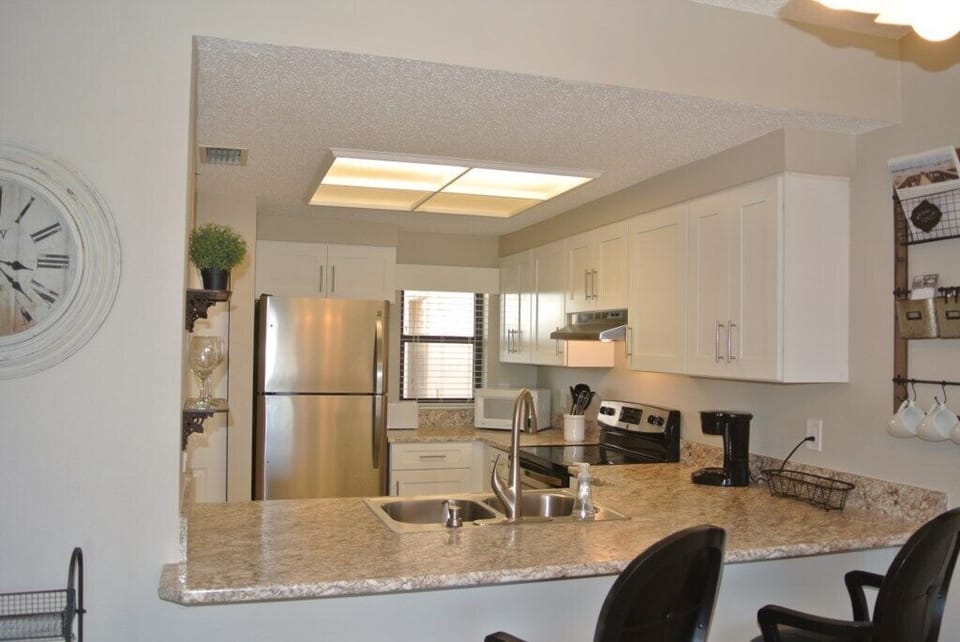 Condo, Multiple Beds, Kitchen, Partial Ocean View | Private kitchen | Fridge, microwave, oven, stovetop