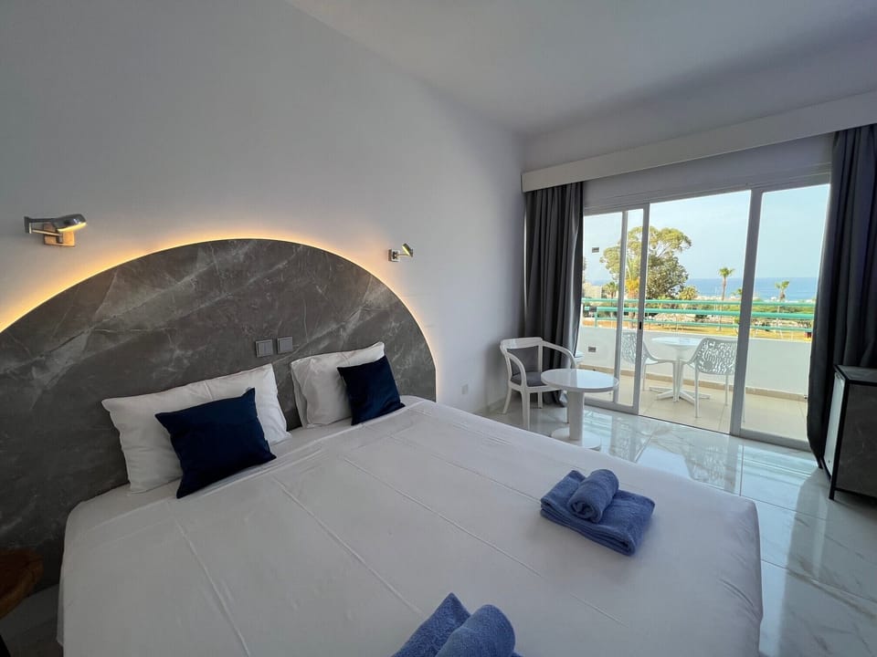 Comfort Double or Twin Room, 1 Bedroom | Minibar, desk, free WiFi, bed sheets