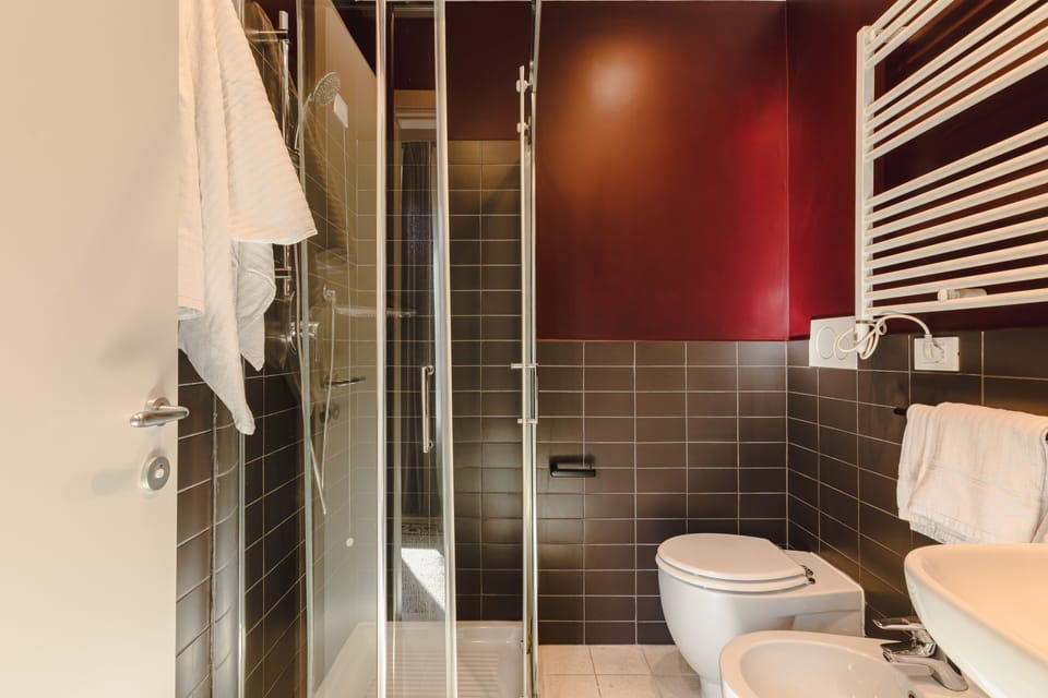 Executive Triple Room | Bathroom | Shower, free toiletries, hair dryer, bidet