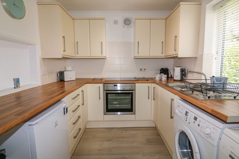 Cottage | Private kitchen | Dishwasher, cookware/dishes/utensils