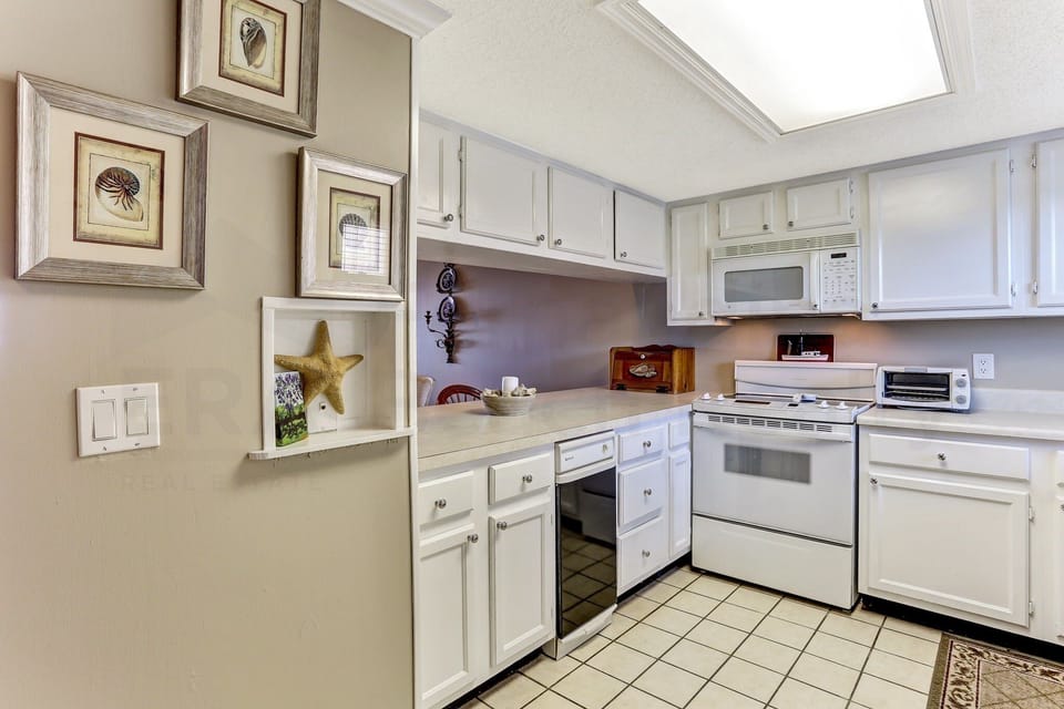 Condo, 2 Bedrooms | Private kitchen | Fridge, oven, stovetop, coffee/tea maker