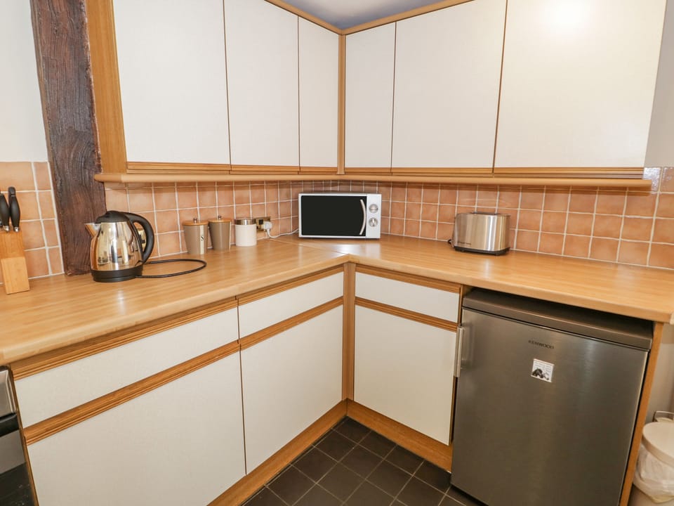 Cottage | Private kitchen | Fridge, microwave, electric kettle, toaster