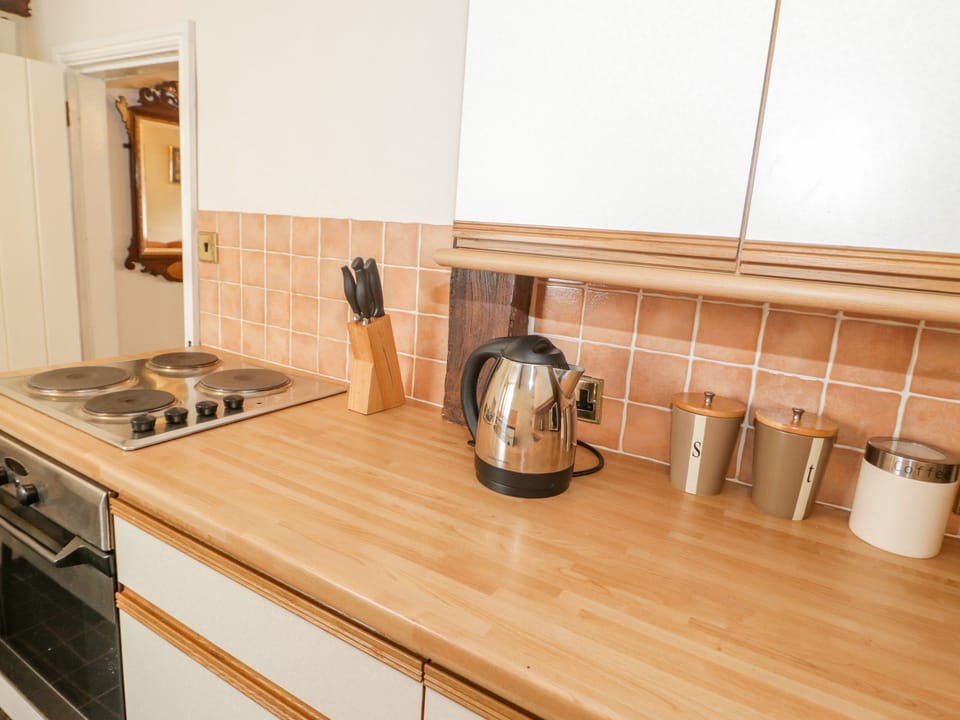 Cottage | Private kitchen | Fridge, microwave, electric kettle, toaster