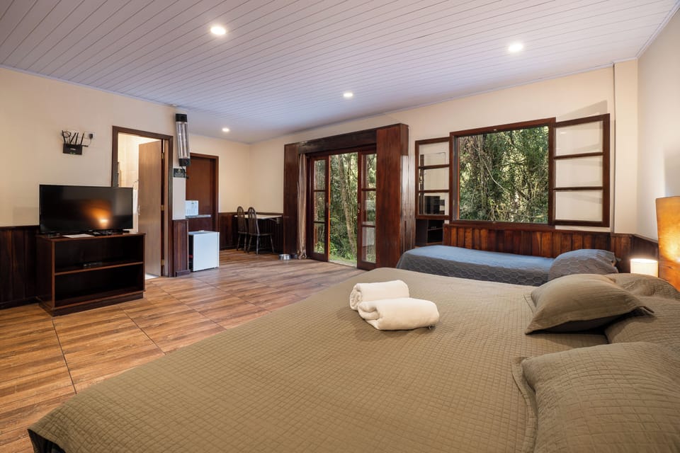 Standard Suite (Quadruplo) | Minibar, desk, laptop workspace, blackout drapes