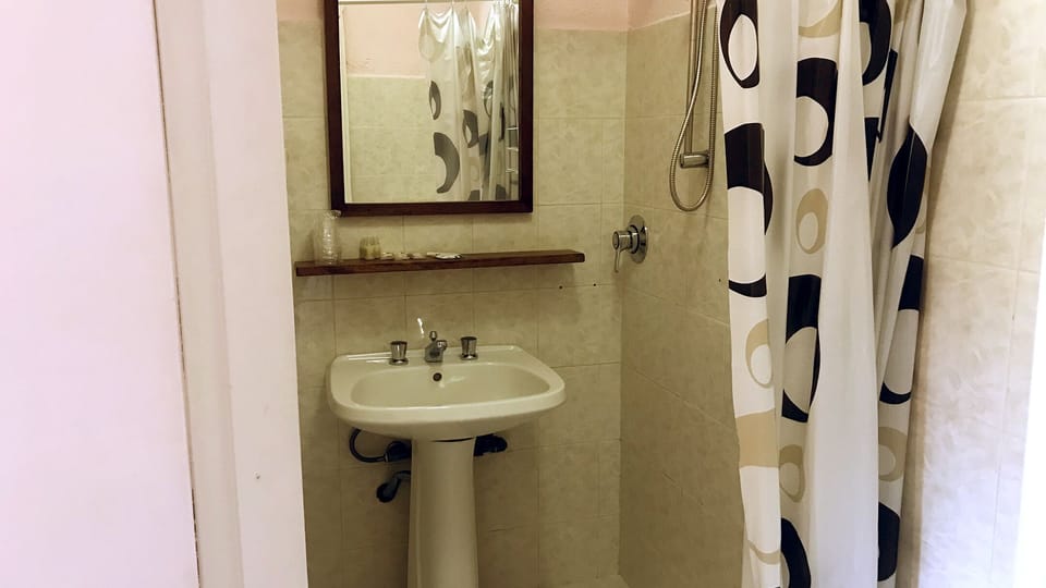 Basic Quadruple Room, Ensuite, Courtyard View | Bathroom