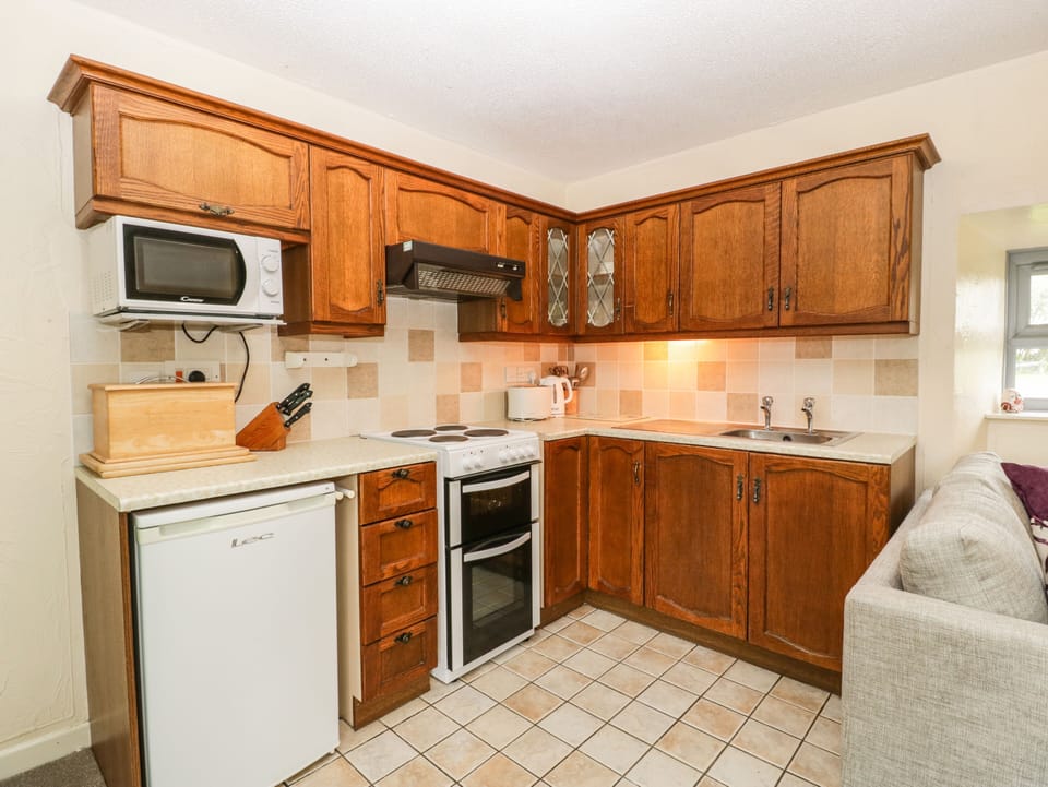 Cottage | Private kitchen | Fridge, electric kettle, toaster, cookware/dishes/utensils