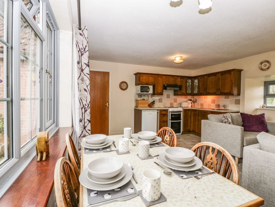 Cottage | Private kitchen | Fridge, electric kettle, toaster, cookware/dishes/utensils