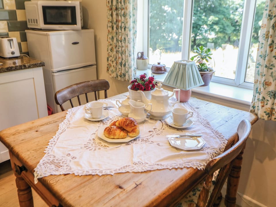 Cottage | Dining