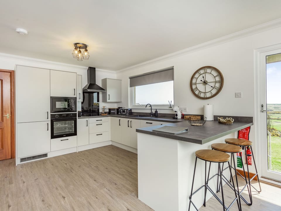 Cottage | Private kitchen | Fridge, microwave, dishwasher, electric kettle