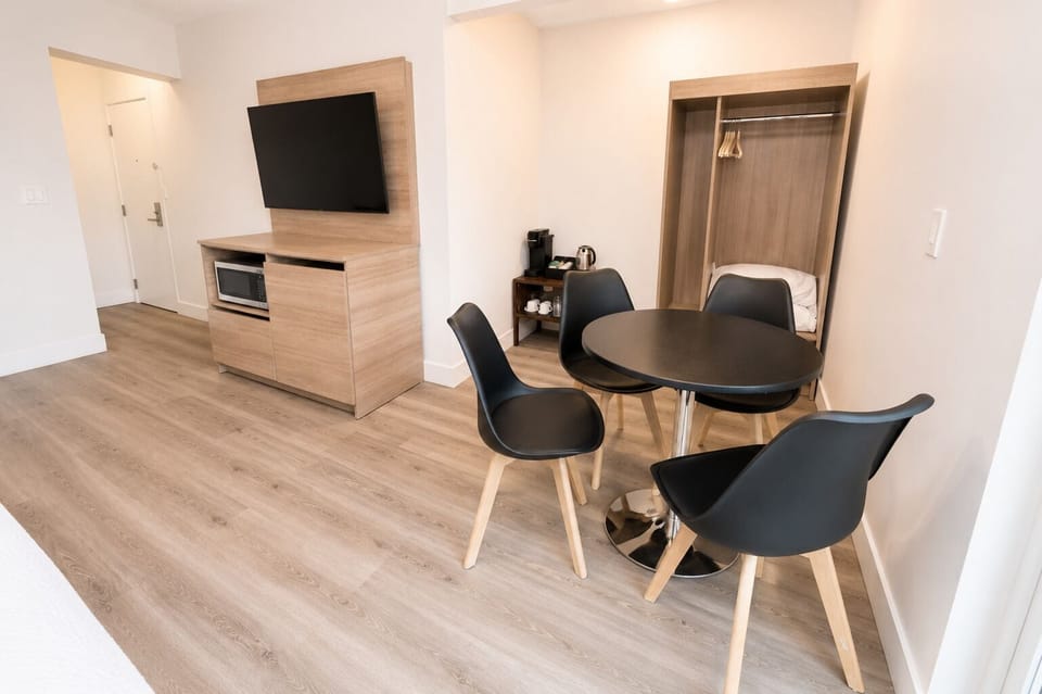 Queen Suite with Lake View and Balcony | Living area | 32-inch Smart TV with cable channels