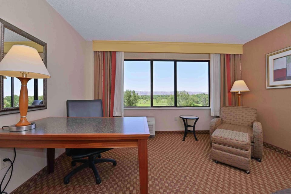 Room, 1 King Bed, Non Smoking | Hypo-allergenic bedding, down comforters, pillowtop beds, in-room safe
