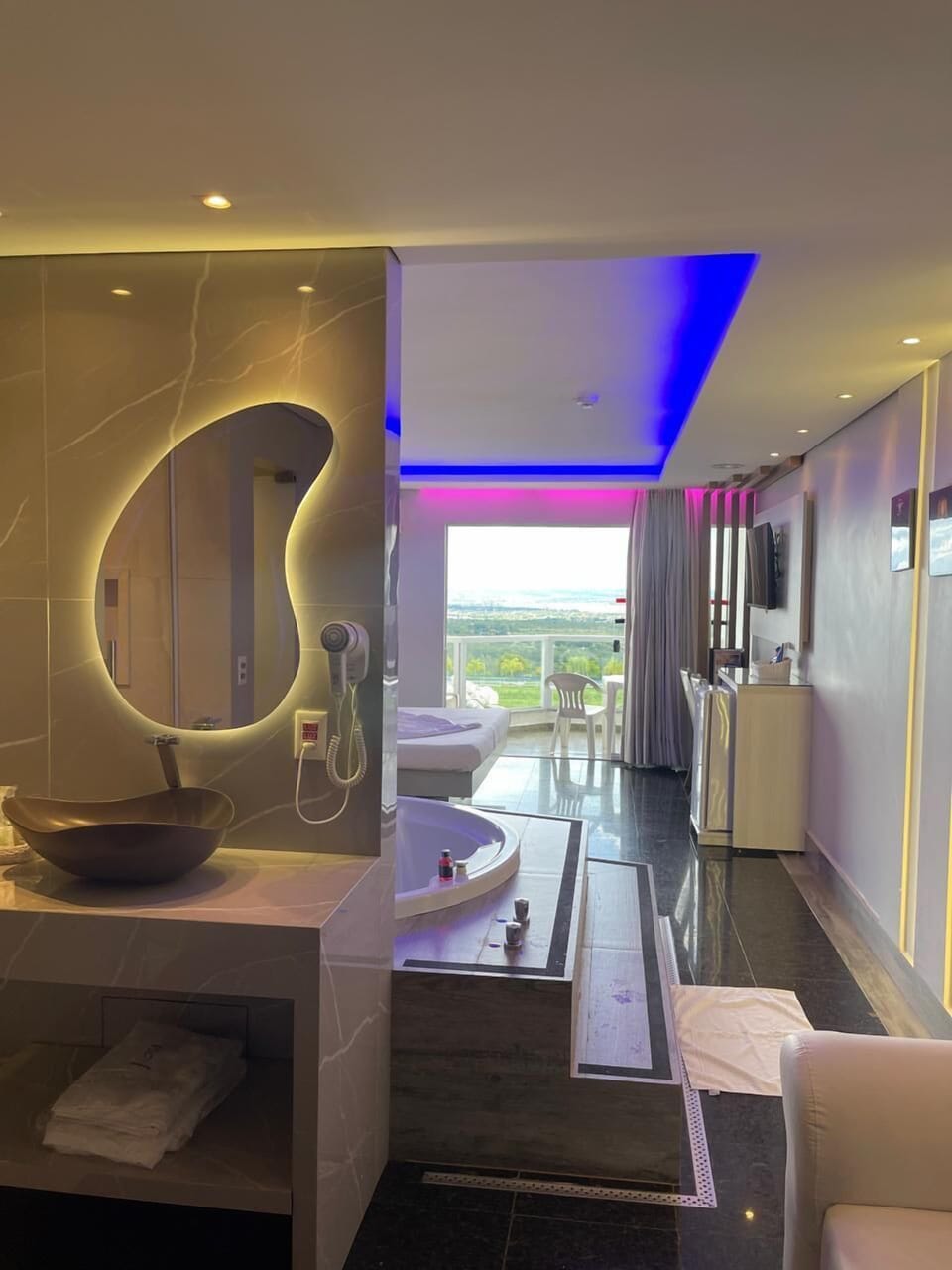 Luxury Room | Minibar, bed sheets
