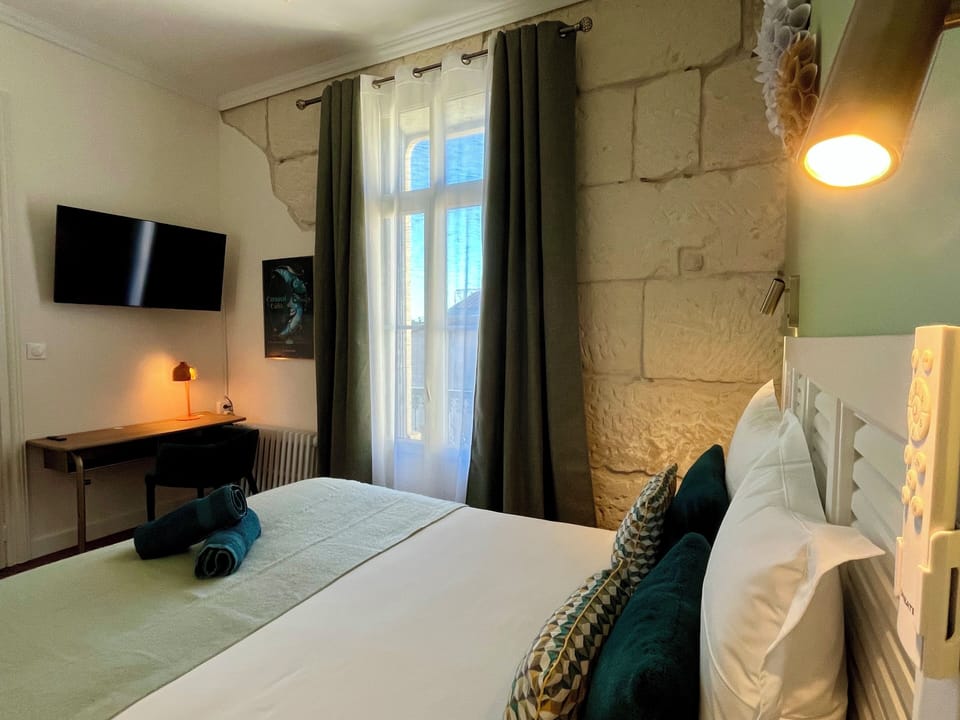 Double Room | Desk, WiFi (free), bed sheets