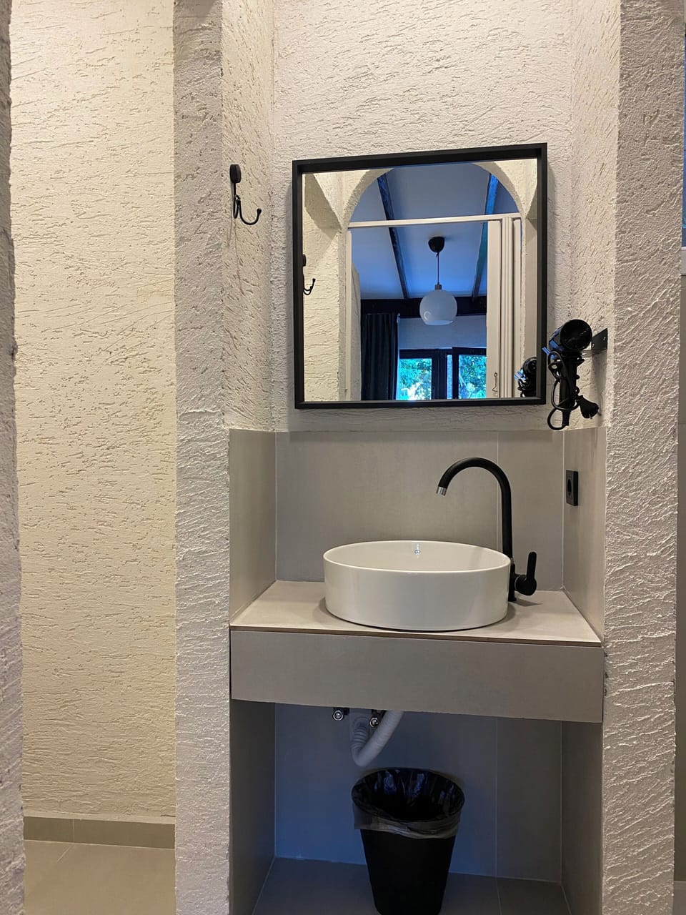 Bahceli Deluxe Oda | Bathroom | Shower, free toiletries, hair dryer, slippers