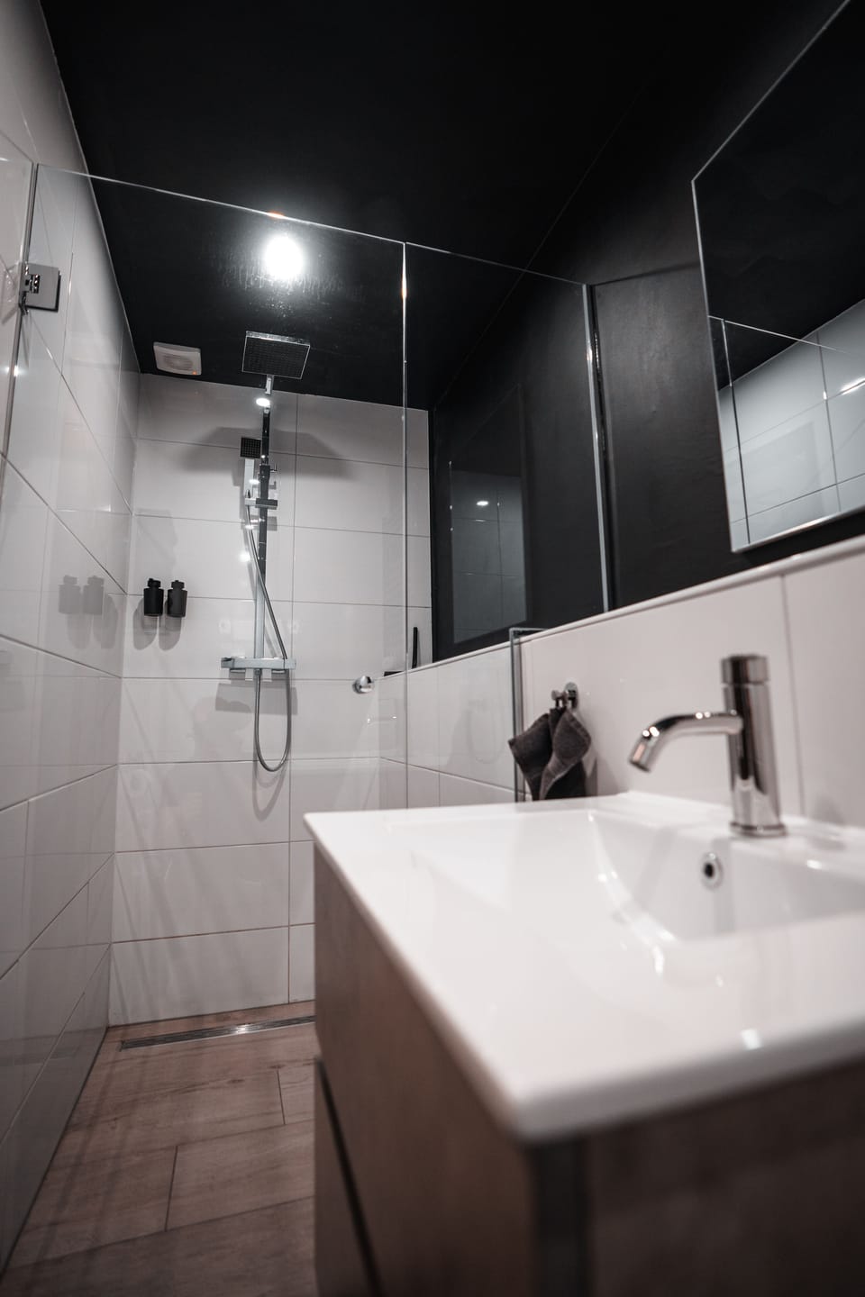 Deluxe Studio Suite | Bathroom | Shower, free toiletries, hair dryer, towels