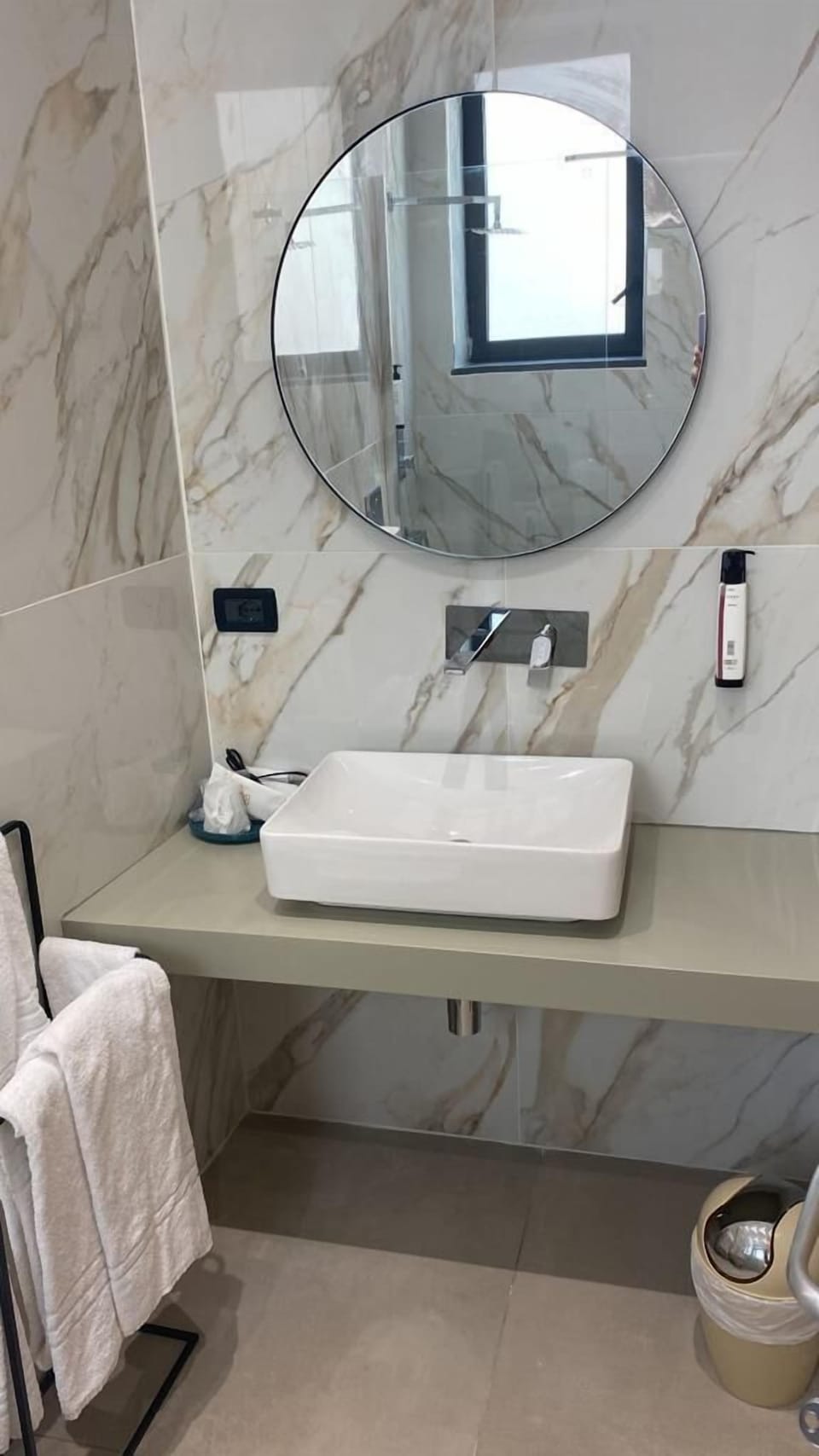 Shower, free toiletries, hair dryer, bidet