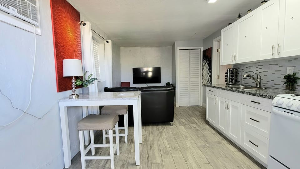 Deluxe Room, Courtyard View, Courtyard Area | Living area | 40-inch Smart TV with digital channels, TV, Netflix