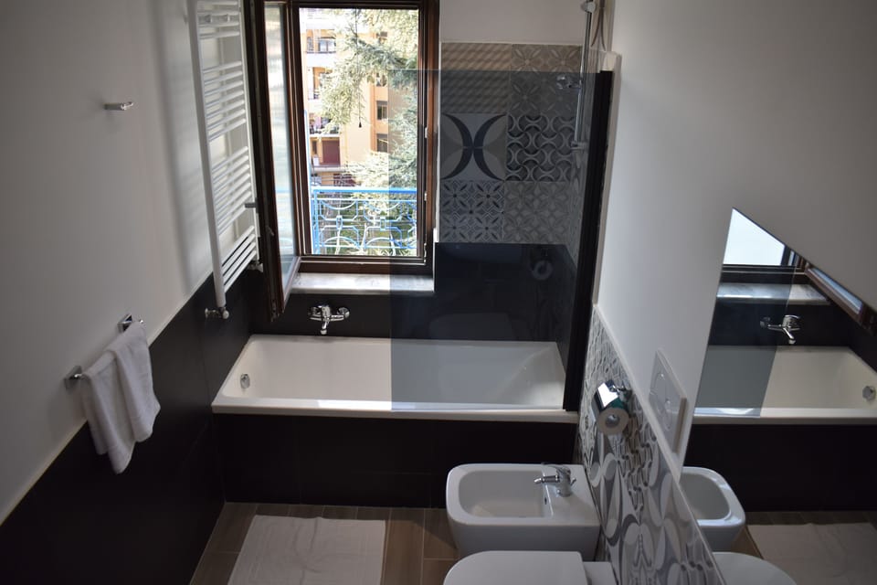 Comfort Apartment | Bathroom | Shower, rainfall showerhead, free toiletries, hair dryer