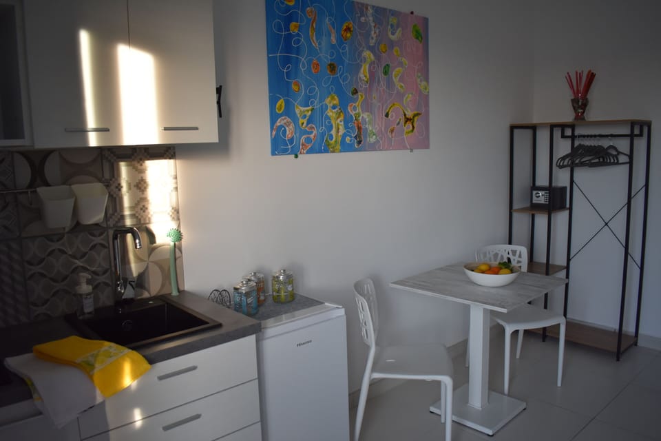 Family Apartment | Private kitchen | Fridge, microwave, stovetop, electric kettle