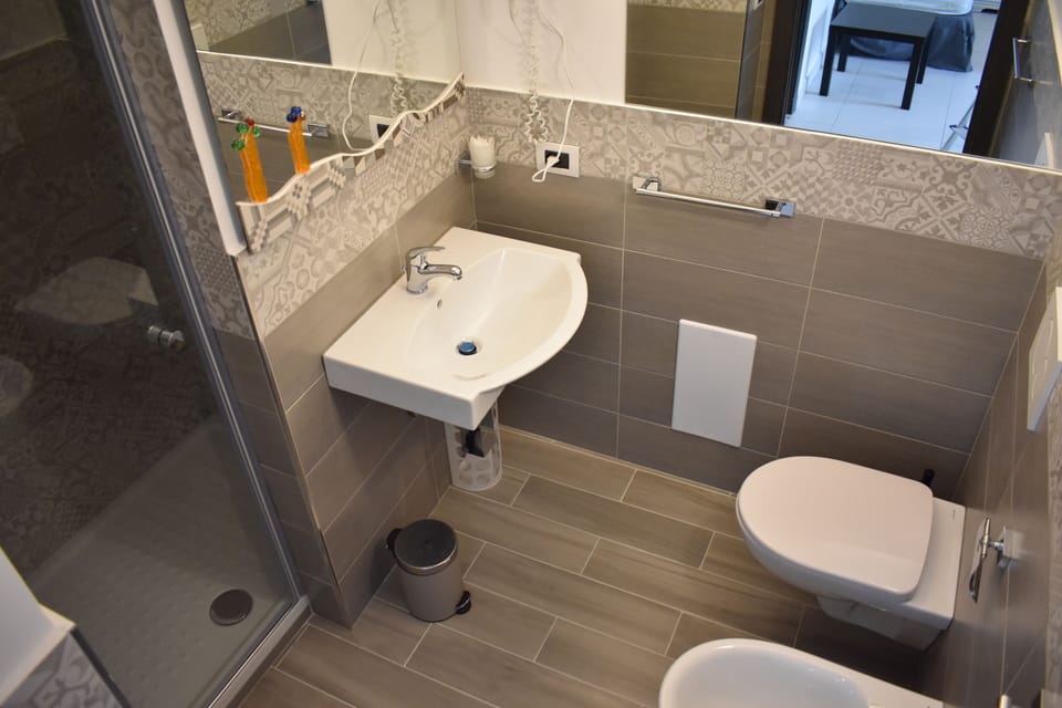 Family Apartment | Bathroom | Shower, rainfall showerhead, free toiletries, hair dryer