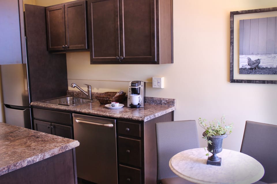 Queen Studio with Full Kitchen - annex/elevator | Premium bedding, down comforters, memory foam beds