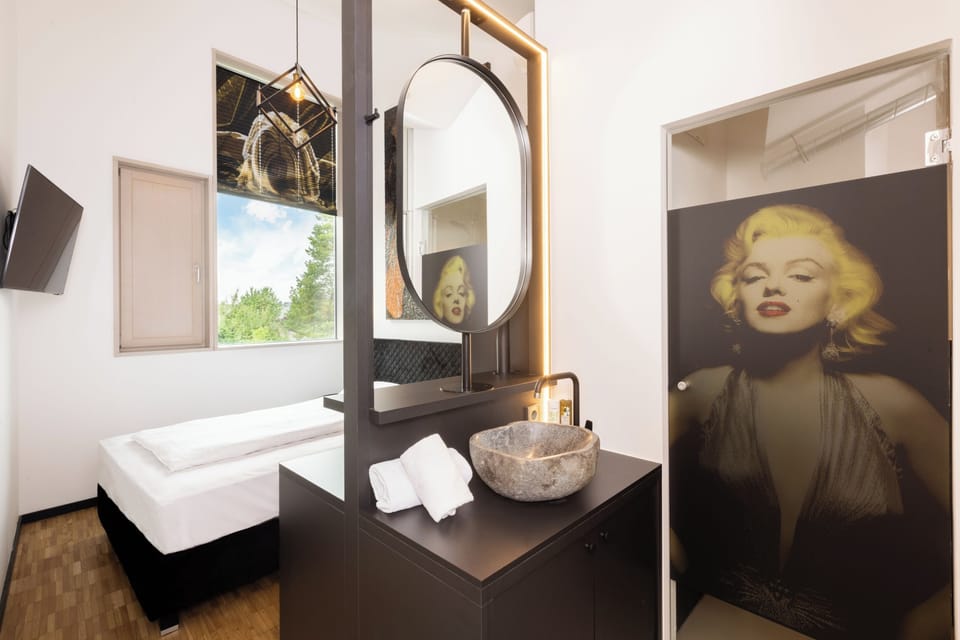single room with queensize bed | Premium bedding, individually decorated, individually furnished, desk