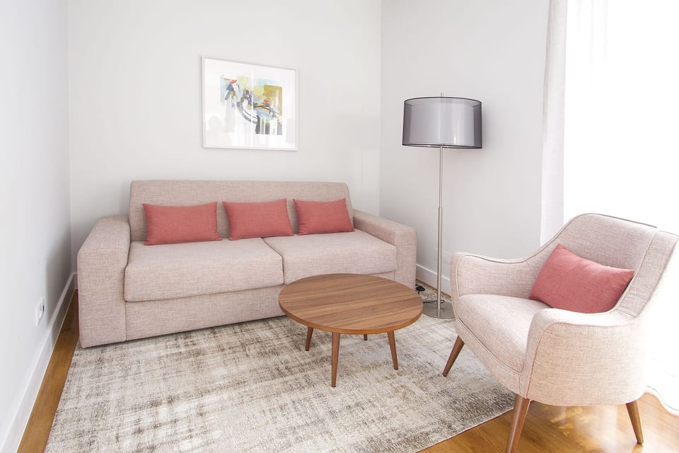 Premium Room | Minibar, in-room safe, individually decorated, individually furnished