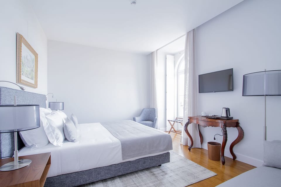 Deluxe Twin Room | Minibar, in-room safe, soundproofing, travel crib