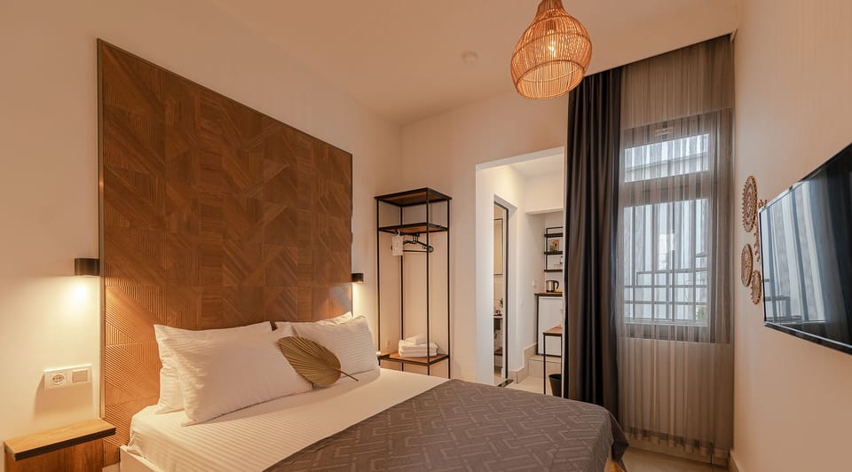 Minibar, free WiFi, bed sheets
