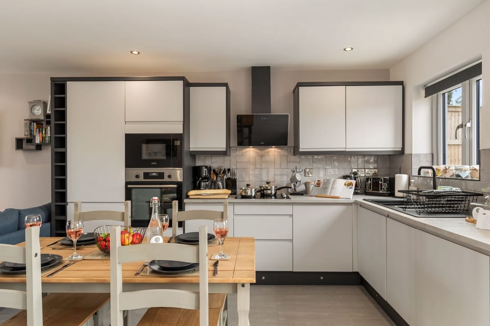 Luxury Cottage, Private Bathroom | Shared kitchen | Highchair