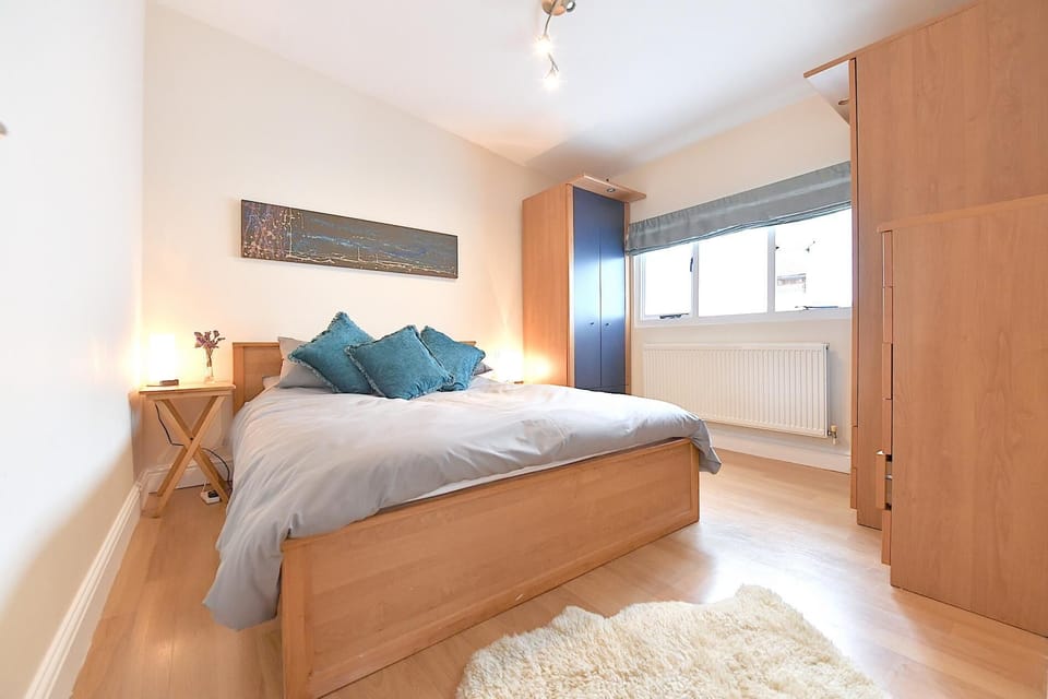 Gorgeous 3BD Cottage in the Heart of Guildford House in Guildford