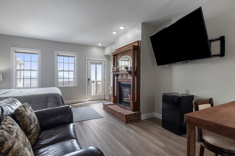 Deluxe Room | Desk, laptop workspace, free WiFi, bed sheets