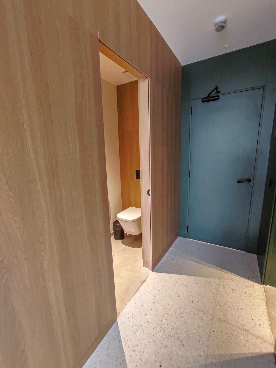 Bathtub, towels