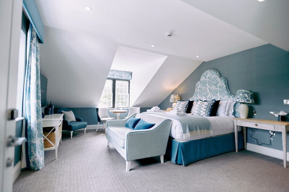 Premium bedding, desk, iron/ironing board, free WiFi