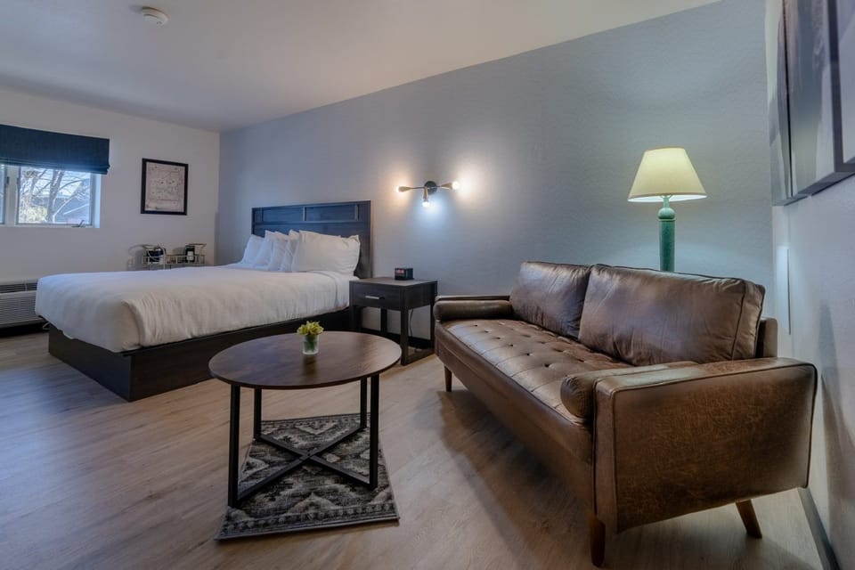 Deluxe Room | Premium bedding, Select Comfort beds, desk, laptop workspace