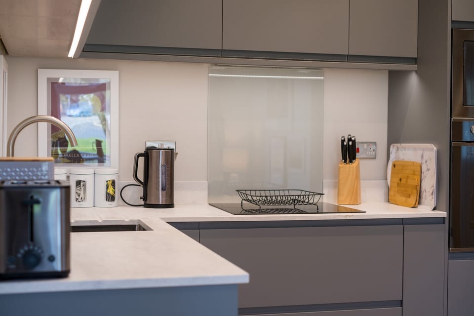 Cottage | Private kitchen | Fridge, dishwasher, electric kettle, toaster