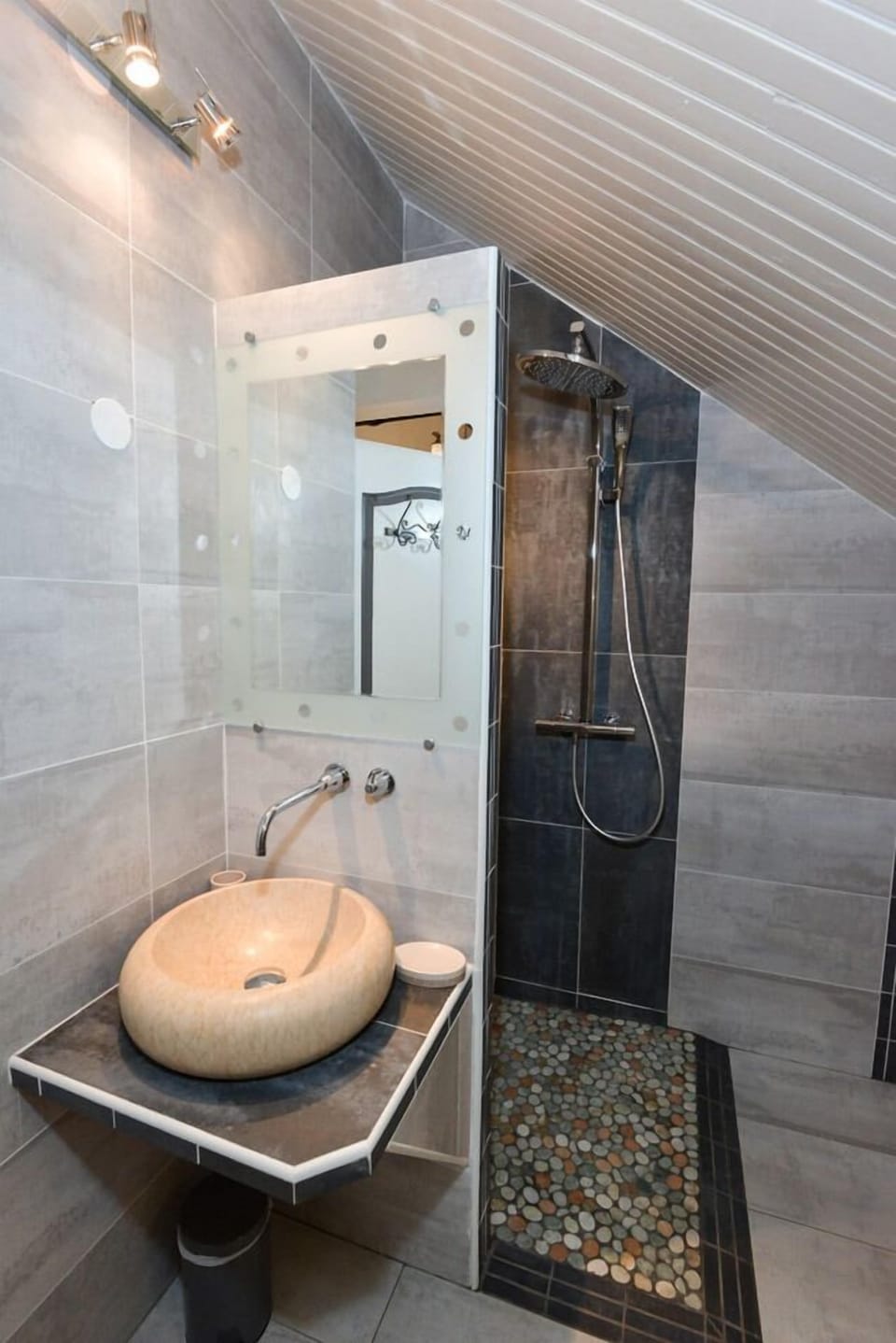 Double Room | Bathroom | Shower, eco-friendly toiletries, hair dryer, towels