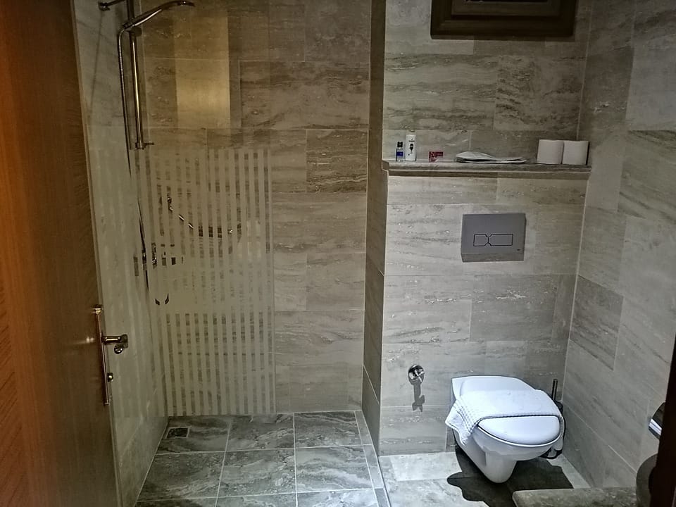Deluxe Triple Room, Non Smoking, Mountain View | Bathroom | Shower, rainfall showerhead, free toiletries, hair dryer