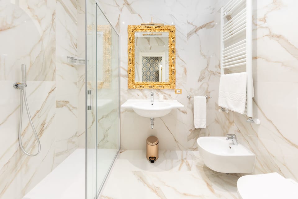 Junior Suite, Canal View | Bathroom | Shower, hair dryer, bidet, towels