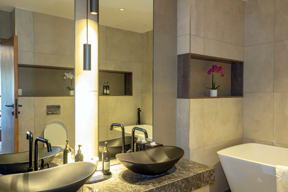 Presidential Room | Bathroom | Shower, rainfall showerhead, designer toiletries, hair dryer