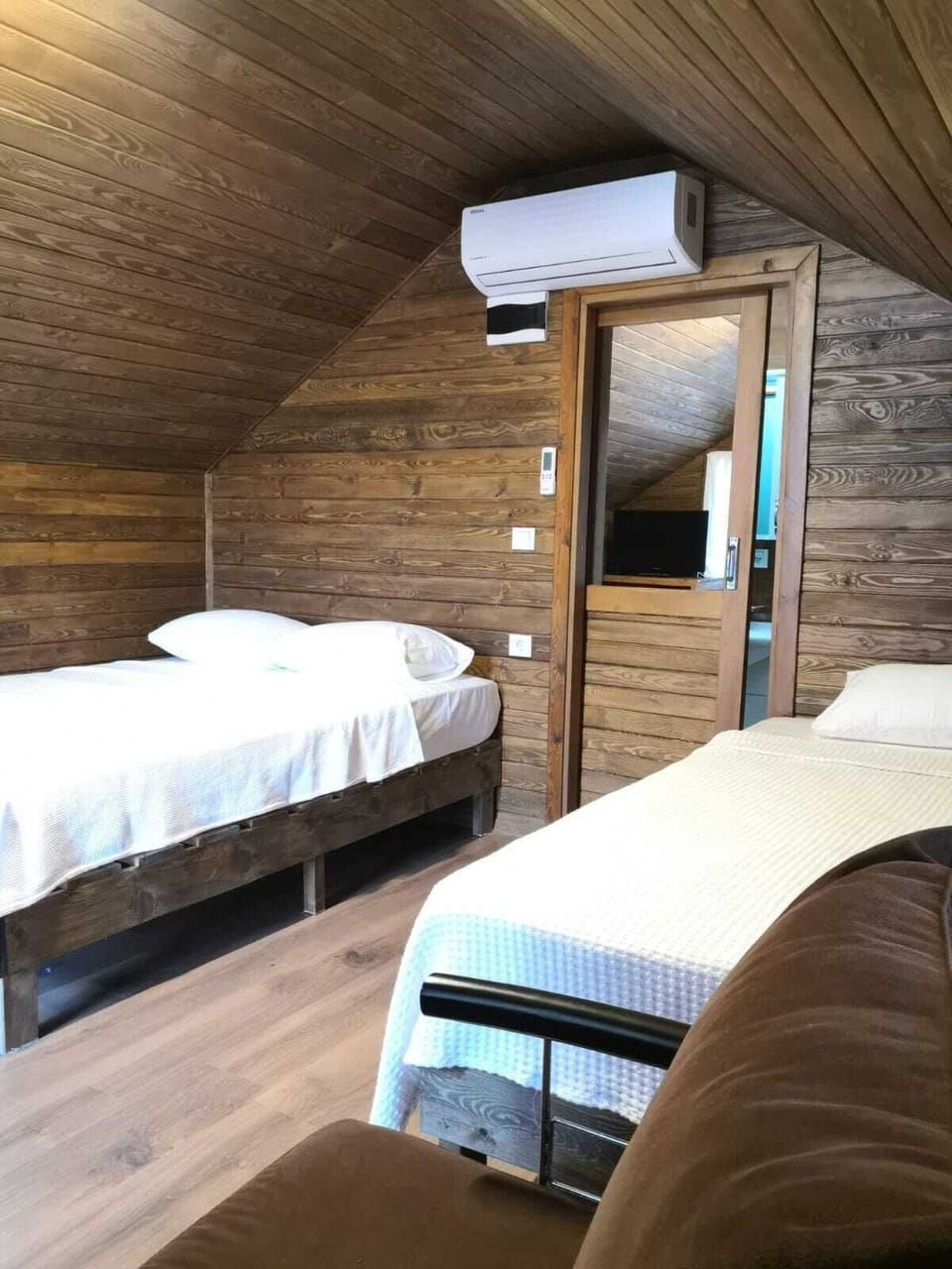 Business Tree House, 1 Queen Bed, Fireplace, Courtyard View | Egyptian cotton sheets, premium bedding, down comforters