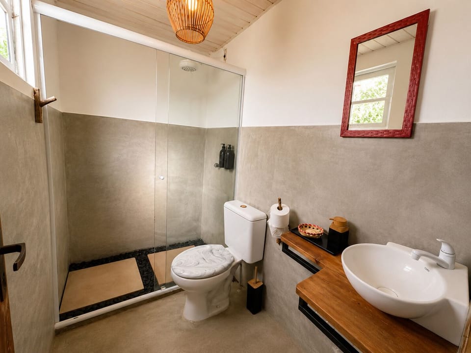 Chalé Tamandua Bandeira | Bathroom | Separate tub and shower, jetted tub, rainfall showerhead