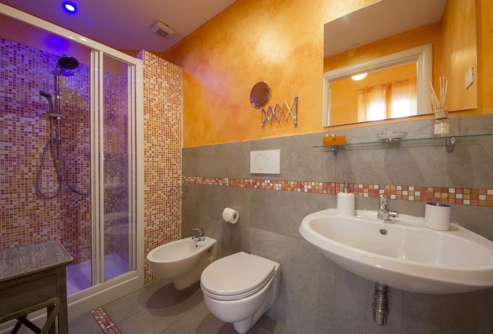 Double Room, Ensuite | Bathroom | Shower, hair dryer, bathrobes, bidet