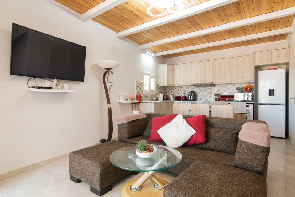 Comfort House | Living area | 48-inch Smart TV with digital channels, TV
