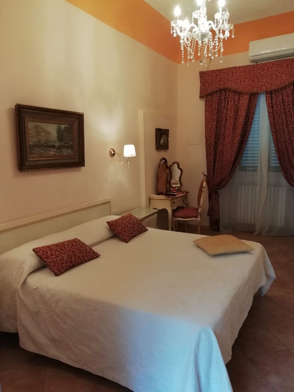 Studio | Hypo-allergenic bedding, desk, rollaway beds, free WiFi