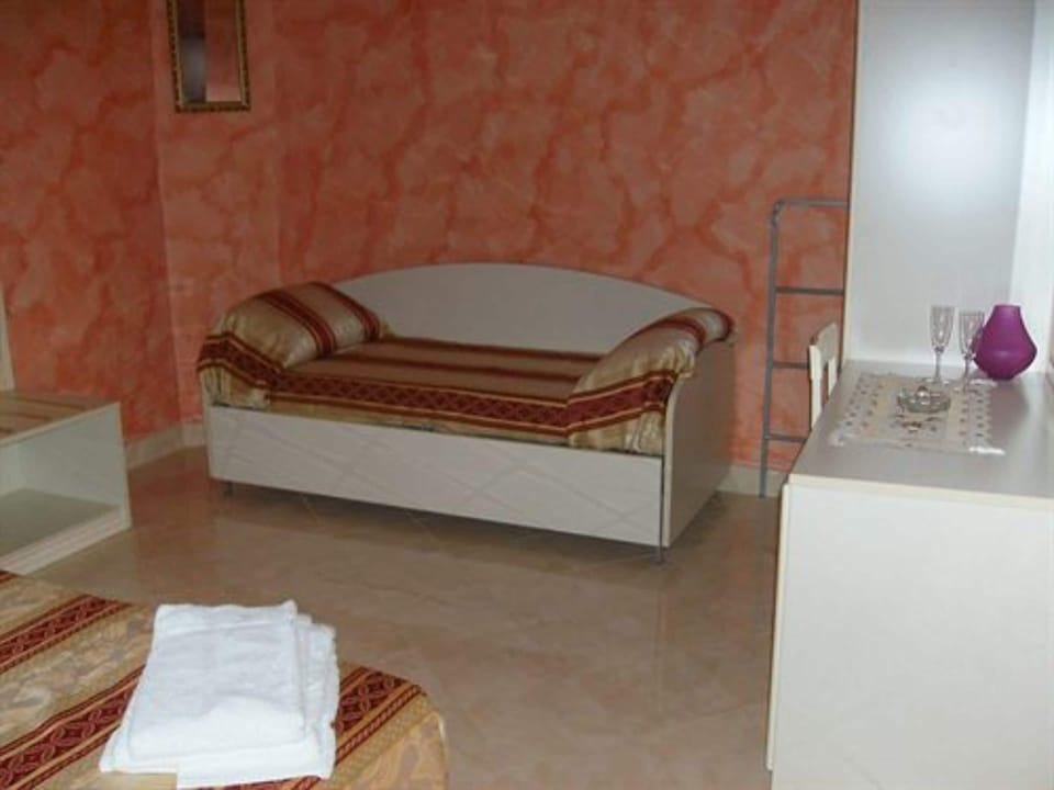 Triple Room | Hypo-allergenic bedding, desk, rollaway beds, free WiFi