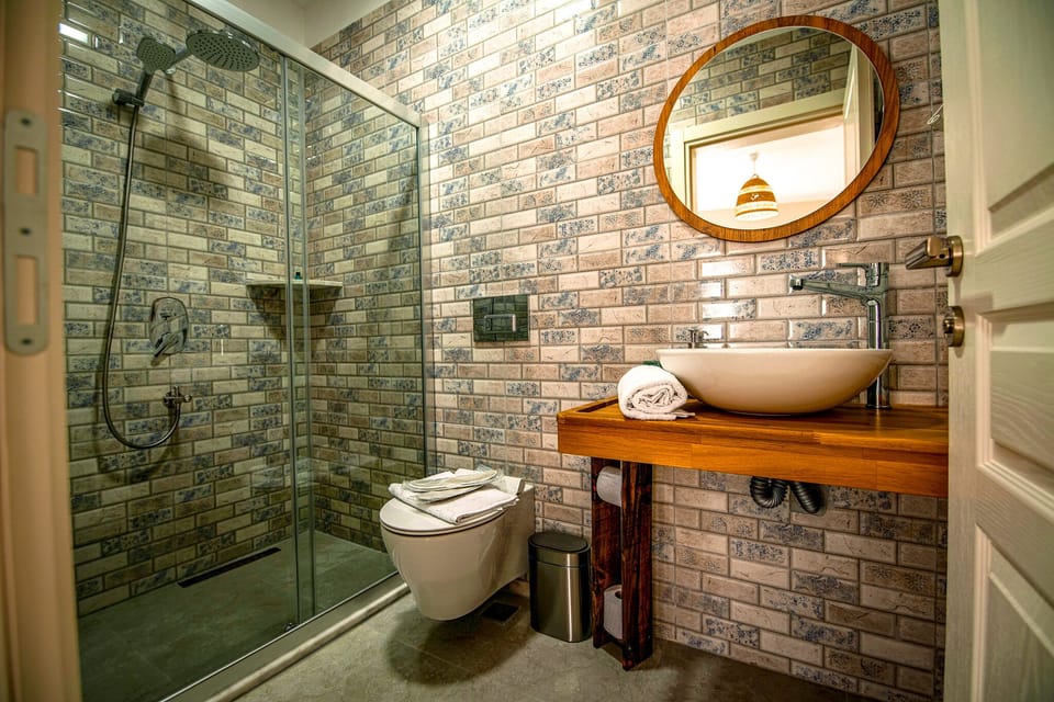 Superior Room, 1 Queen Bed | Bathroom | Rainfall showerhead, hair dryer, bathrobes, towels