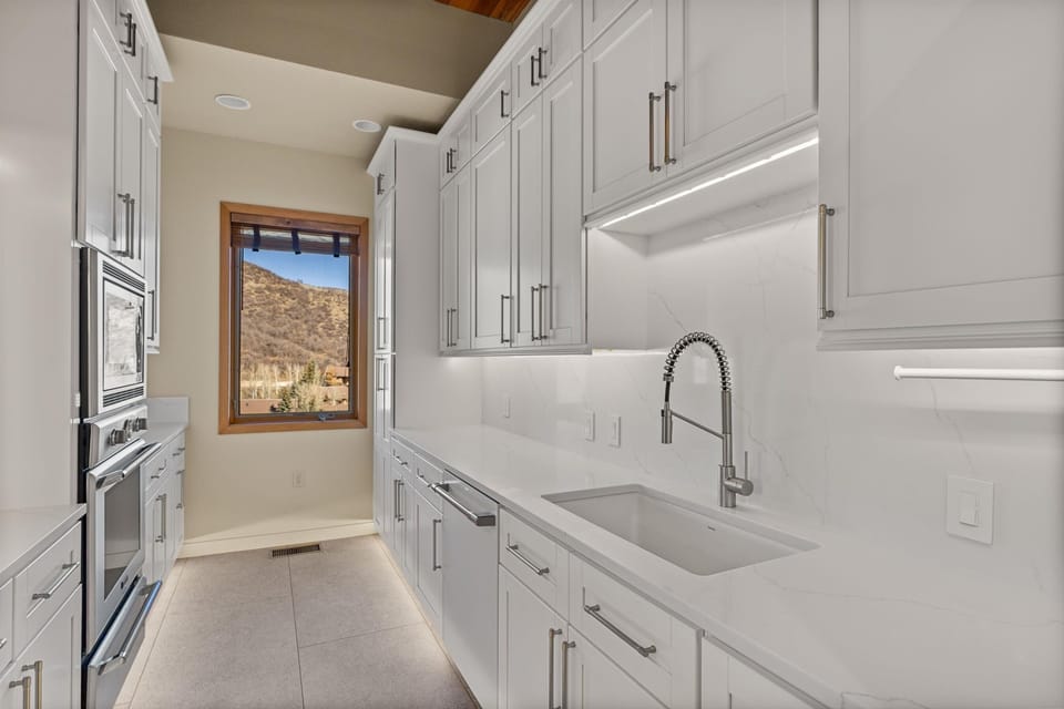 Condo, 4 Bedrooms | Private kitchen | Fridge, oven, coffee/tea maker, toaster